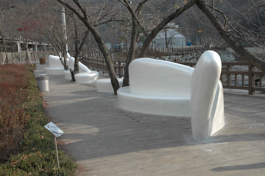 일본의 디자이너 이자오 호소에가 디자인한 삼성천 옆 산책로에 있는 벤치. 사진 제공: 안양문화예술재단