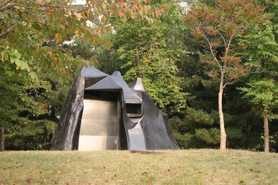 파이버글래스로 만든 검은 빙산 모양의 구조물 ‘벙커-엠. 바흐친’은 한국 작가 이불이 만들었다. 사진 제공: 안양문화예술재단