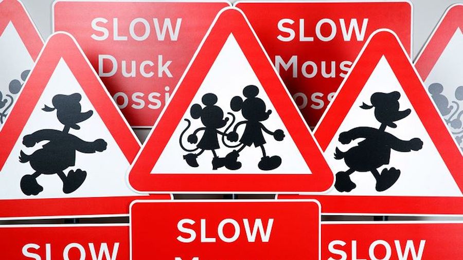 미키 마우스, 미니 마우스, 도날드 덕을 주인공으로 디자인한 교통안전표지판(SLOW Duck, SLOW Mouse)